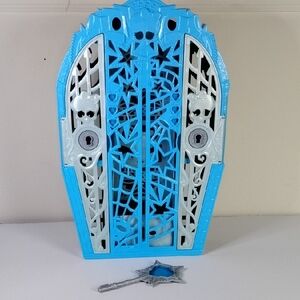 Monster High Frankie Stein Doll Hauntlywood Mysteries Coffin Case and Key